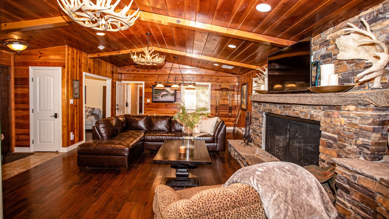 Photo of Livingroom in Crestline