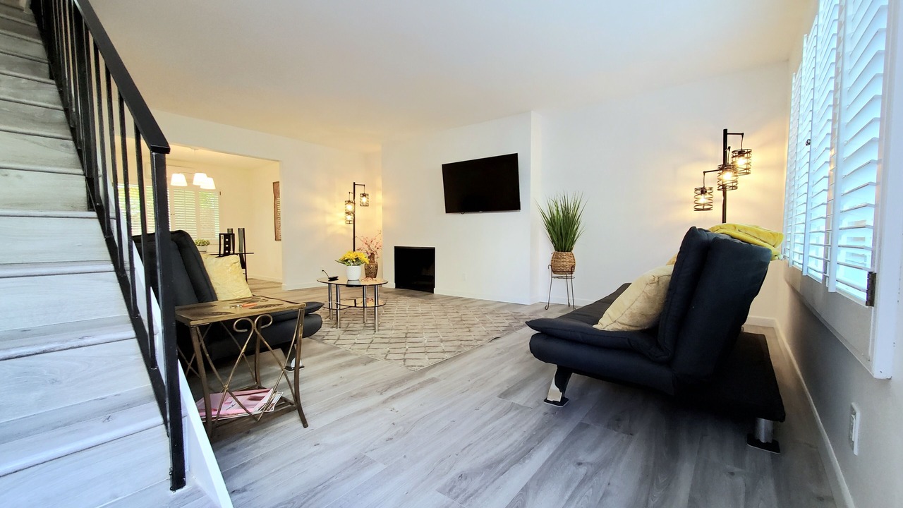 Photo of Livingroom in North of Wilshire