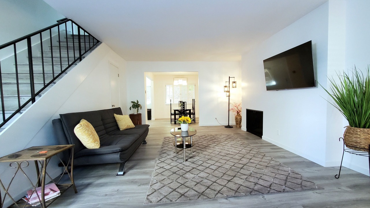Photo of Livingroom in North of Wilshire