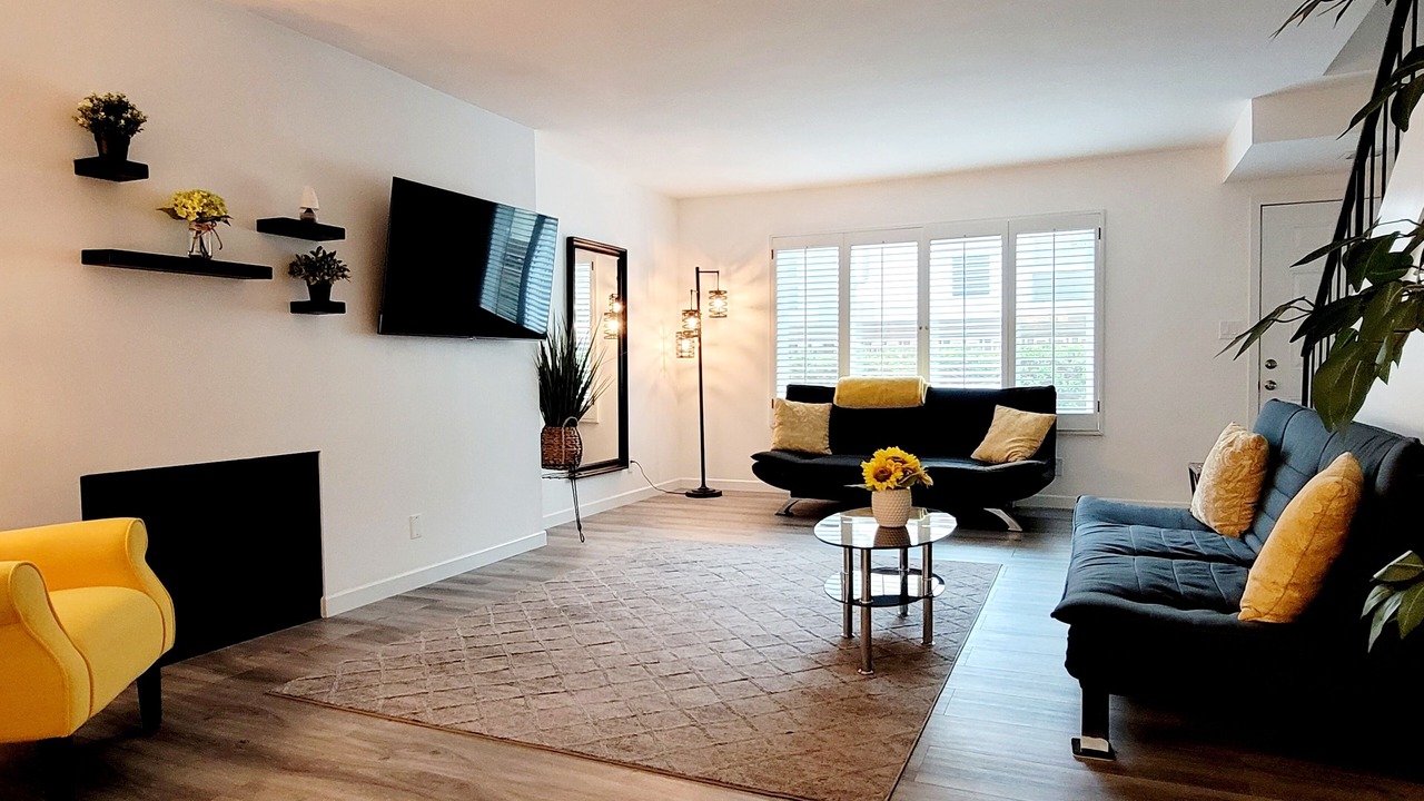 Photo of Livingroom in North of Wilshire