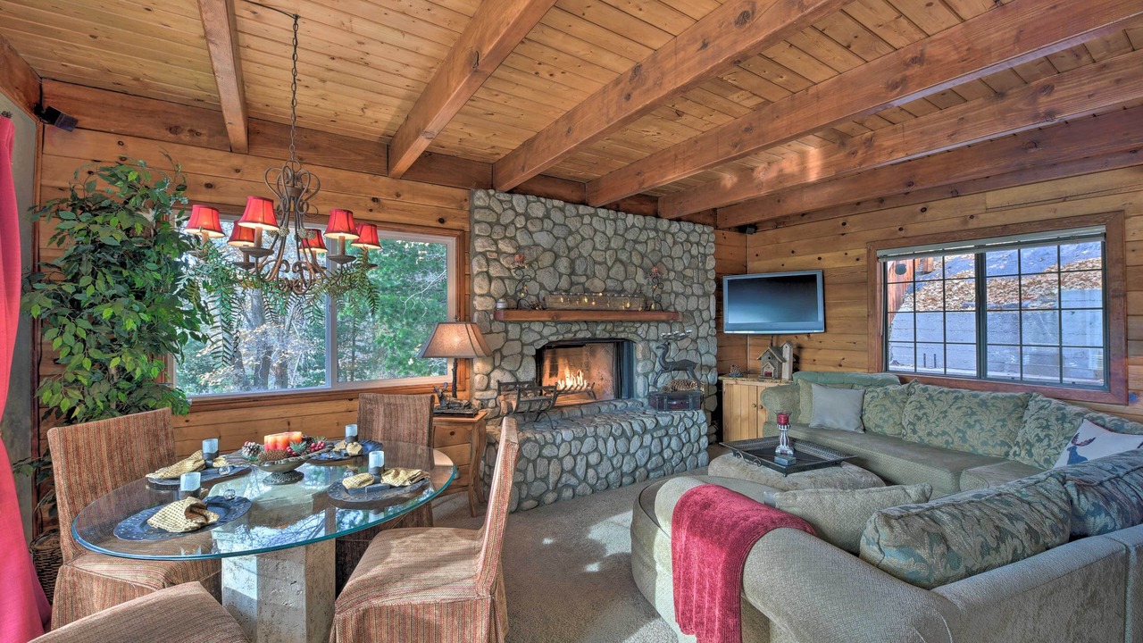 Photo of Livingroom in Lake Arrowhead