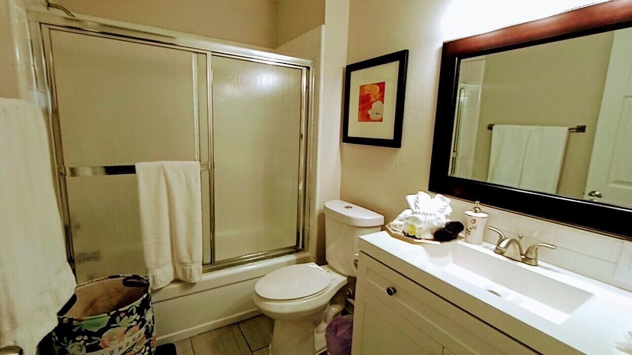 Photo of Bathroom in Raisin