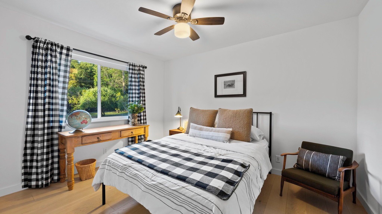 Photo of Bedroom in Meiners Oaks