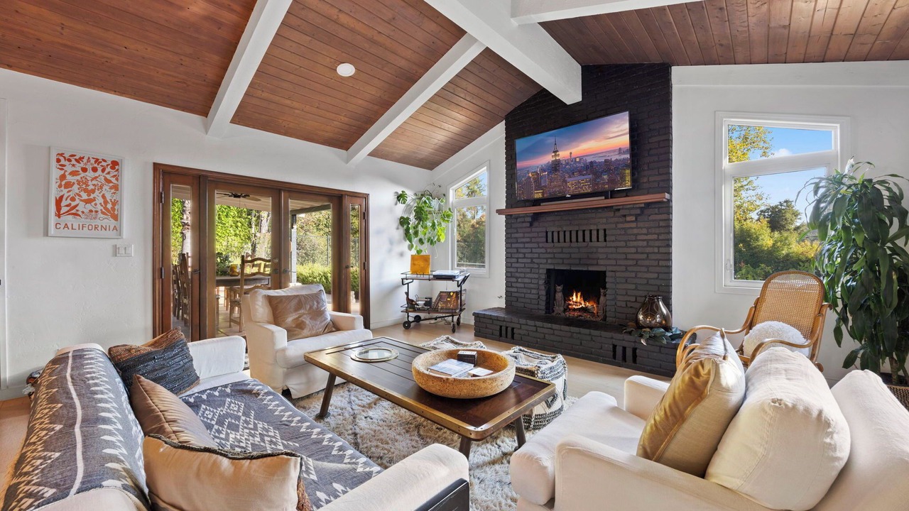 Photo of Livingroom in Meiners Oaks