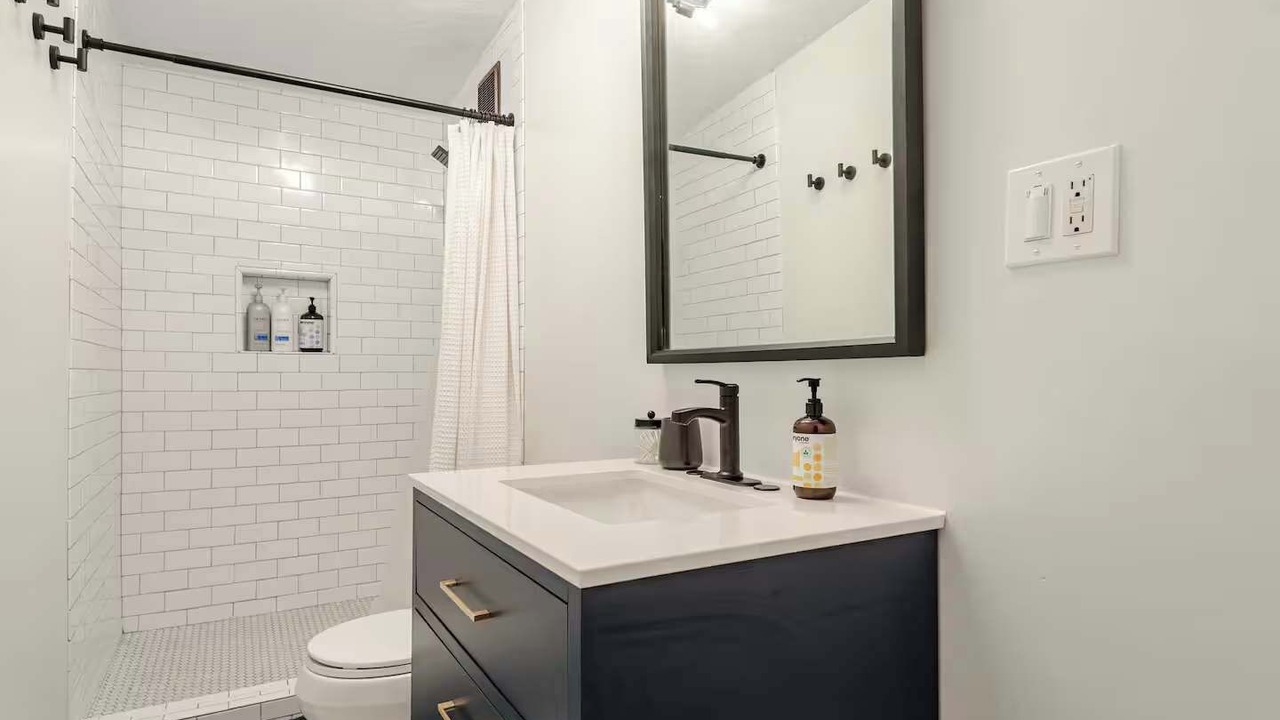 Photo of Bathroom in Pacific - Edison