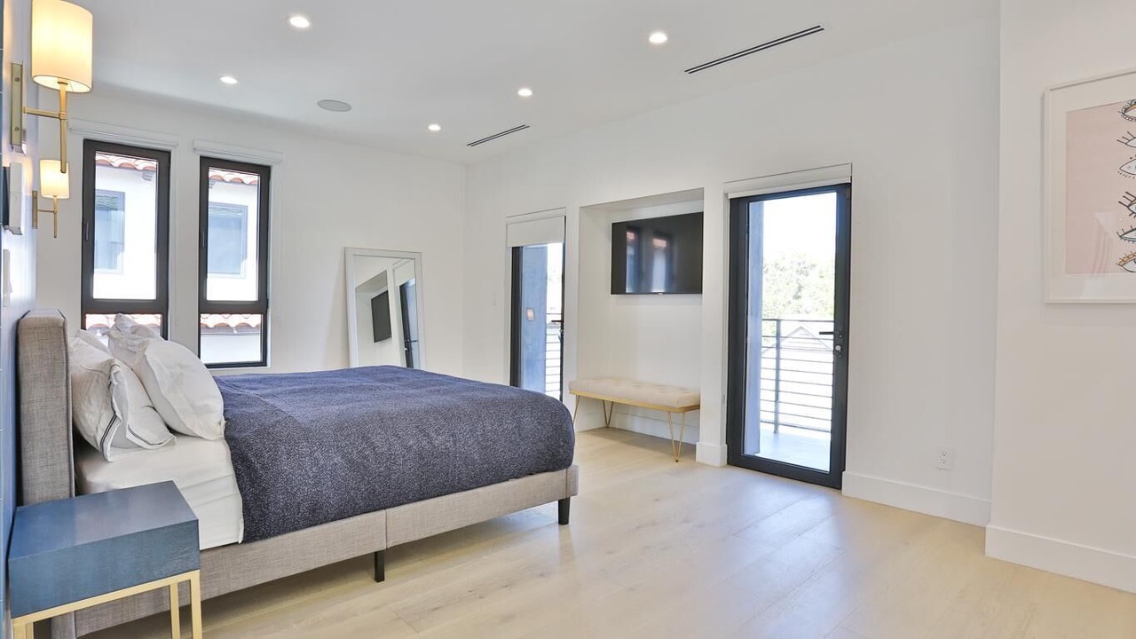 Photo of Bathroom in Mid-Wilshire