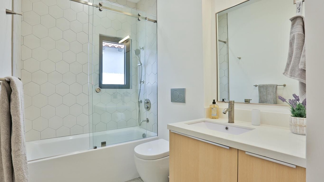 Photo of Bathroom in Mid-Wilshire