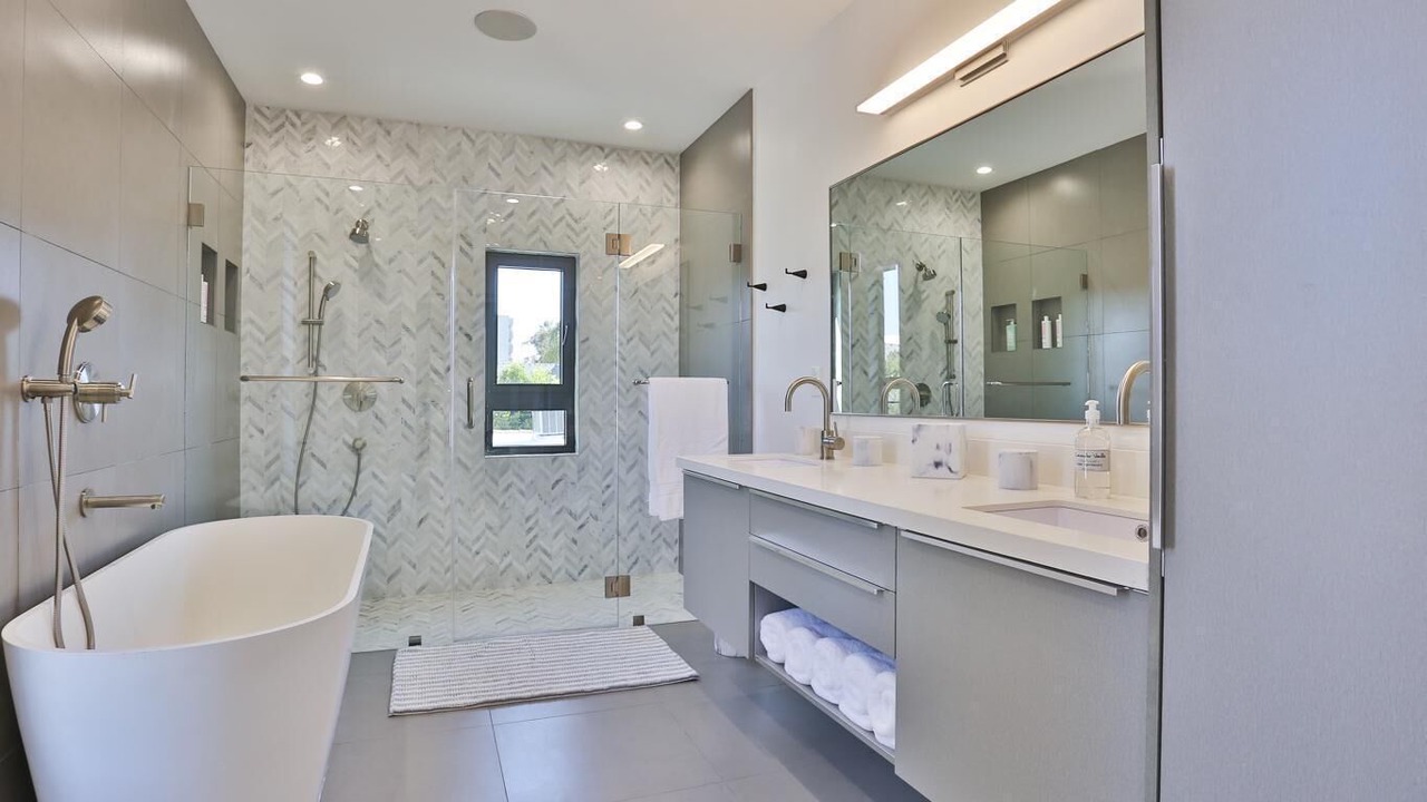 Photo of Bathroom in Mid-Wilshire