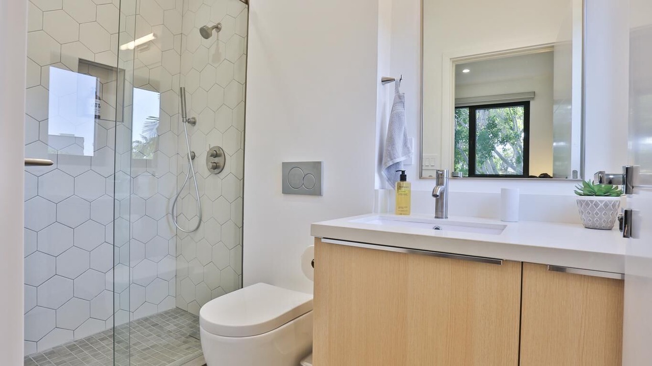 Photo of Bathroom in Mid-Wilshire