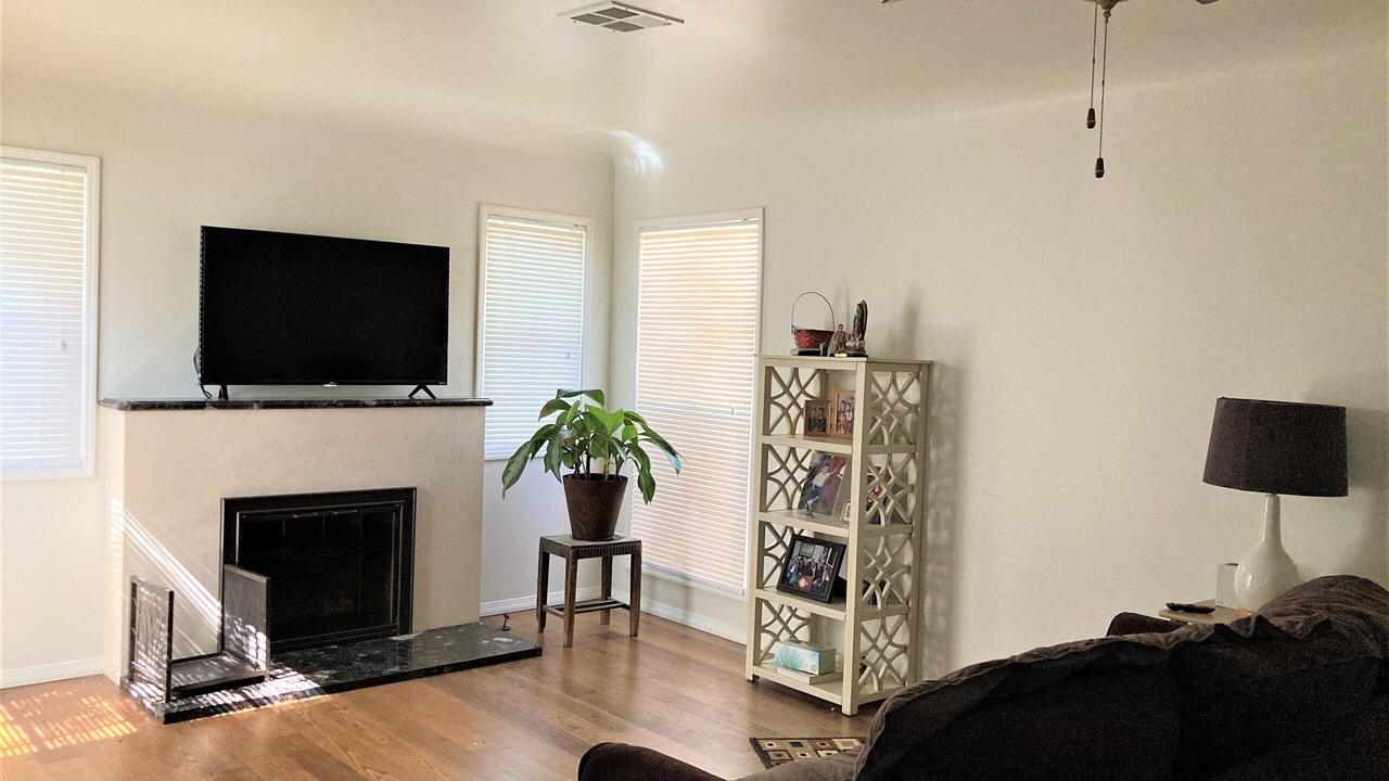 Photo of Livingroom in Granada Hills South