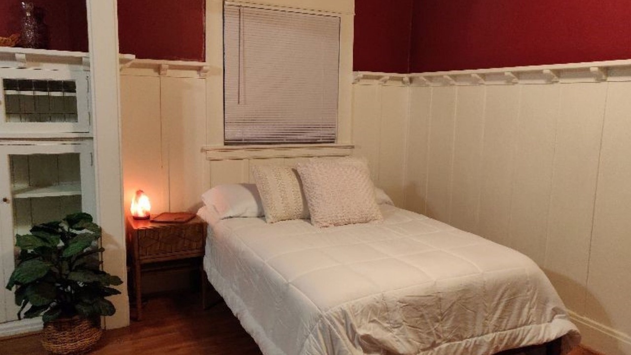 Photo of Bedroom in Oleander - Sunset