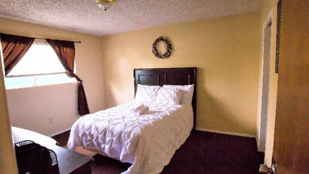 Photo of Bedroom in Oleander - Sunset