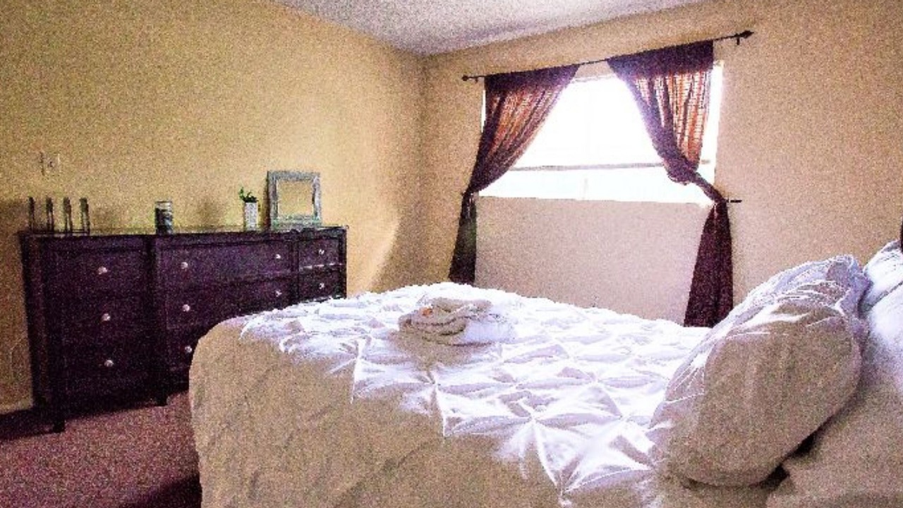 Photo of Bedroom in Oleander - Sunset