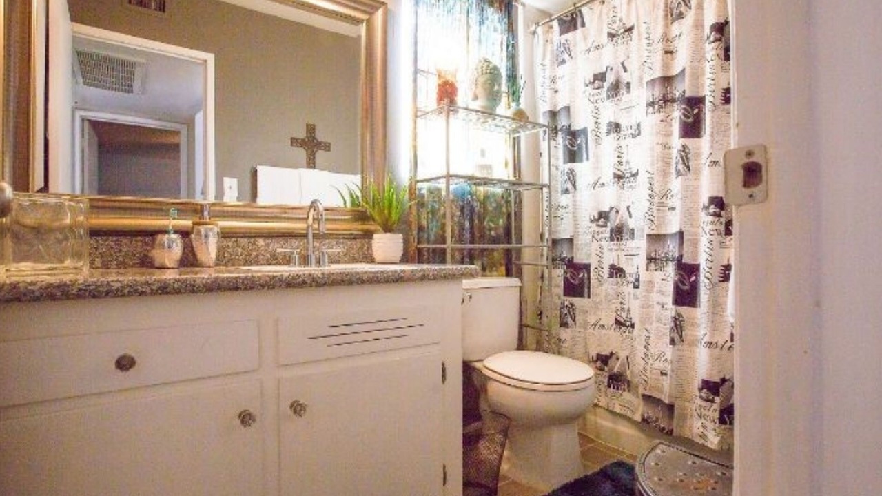 Photo of Bathroom in Oleander - Sunset
