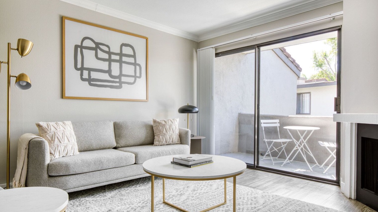 Photo of Livingroom in Warner Center