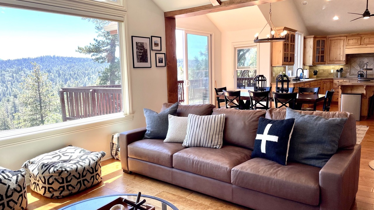 Photo of Livingroom in Blue Jay