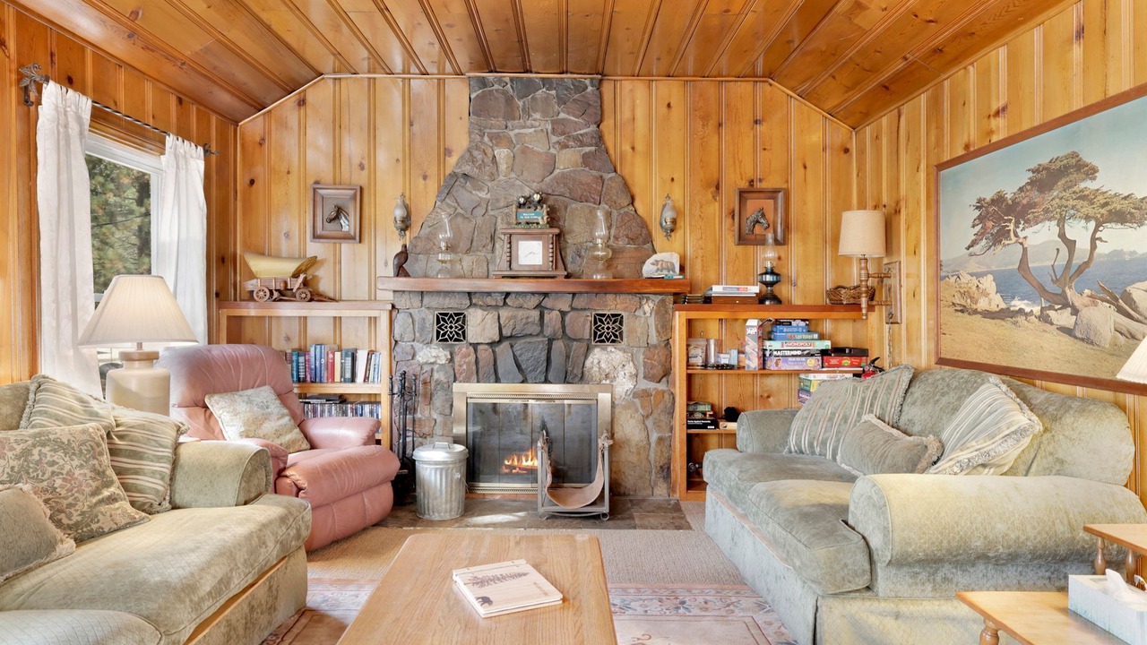 Photo of Livingroom in Fawnskin