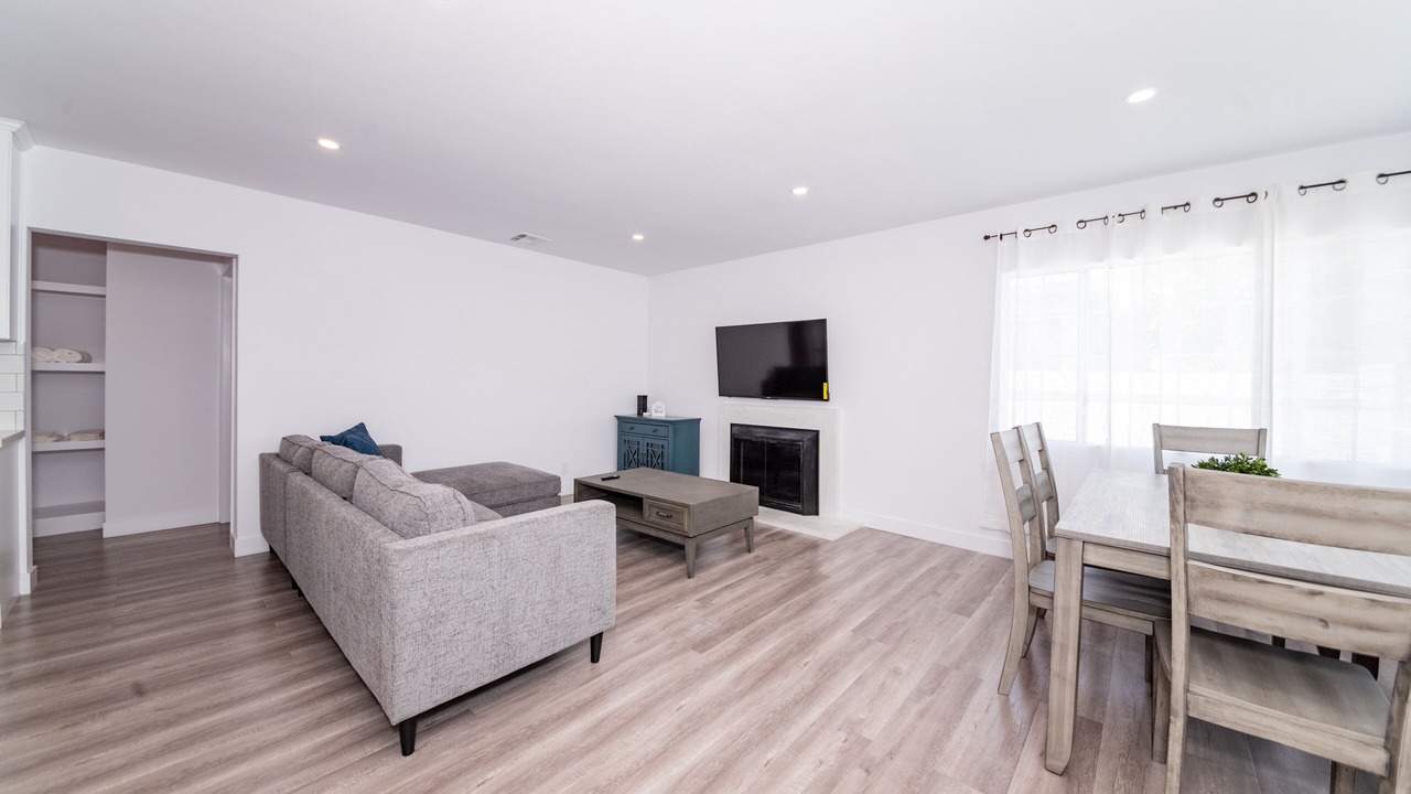 Photo of Livingroom in Van Nuys