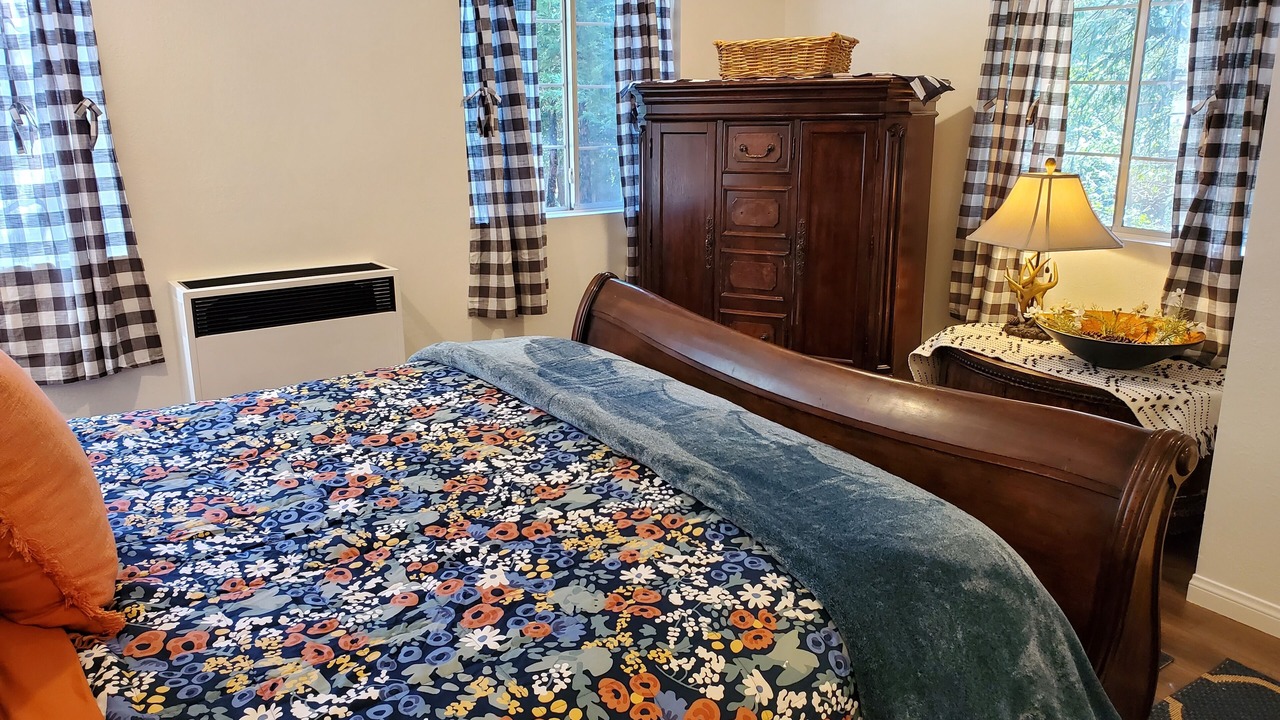 Photo of Bedroom in Twin Peaks