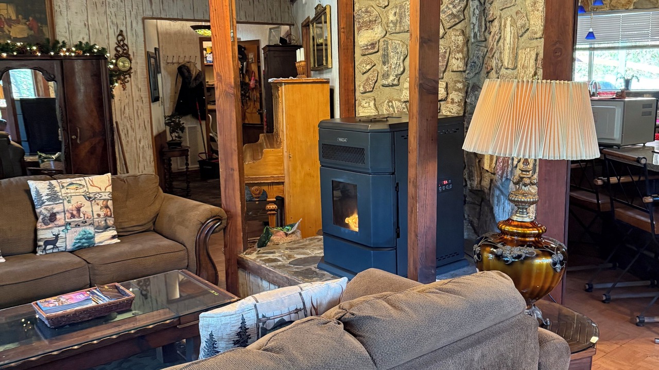 Photo of Livingroom in Yosemite Forks