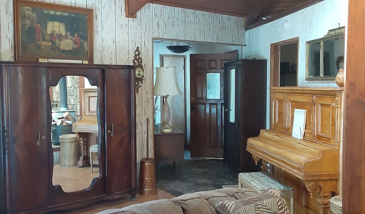 Photo of Livingroom in Yosemite Forks