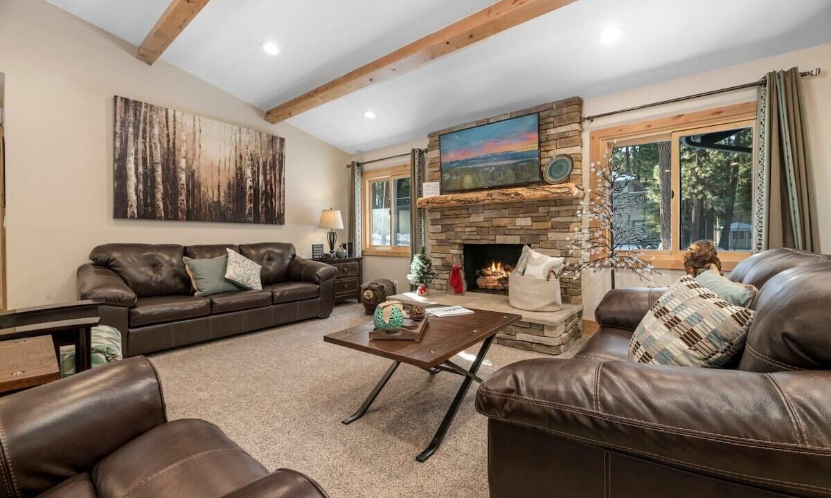 Photo of Livingroom in Summit Estates
