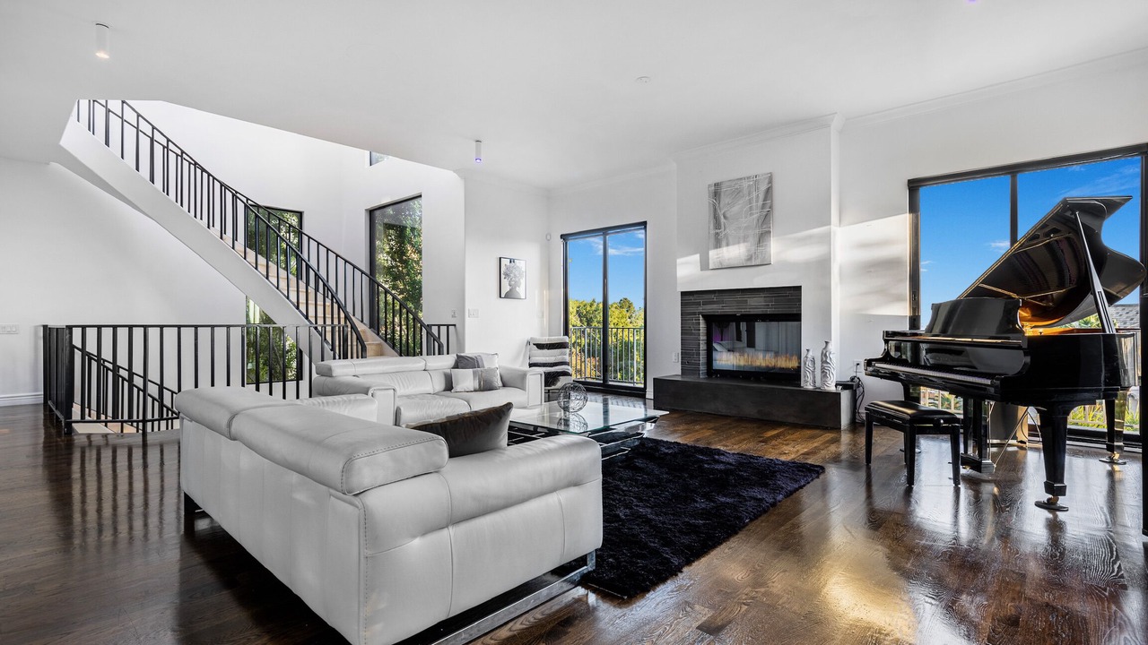 Photo of Livingroom in Hollywood Hills West