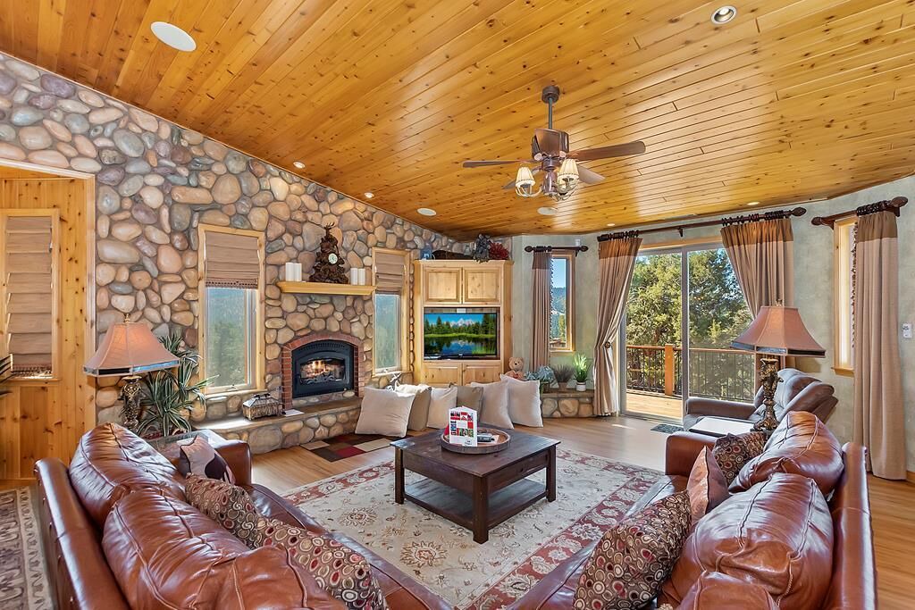 Photo of Livingroom in Castle Glen Estates