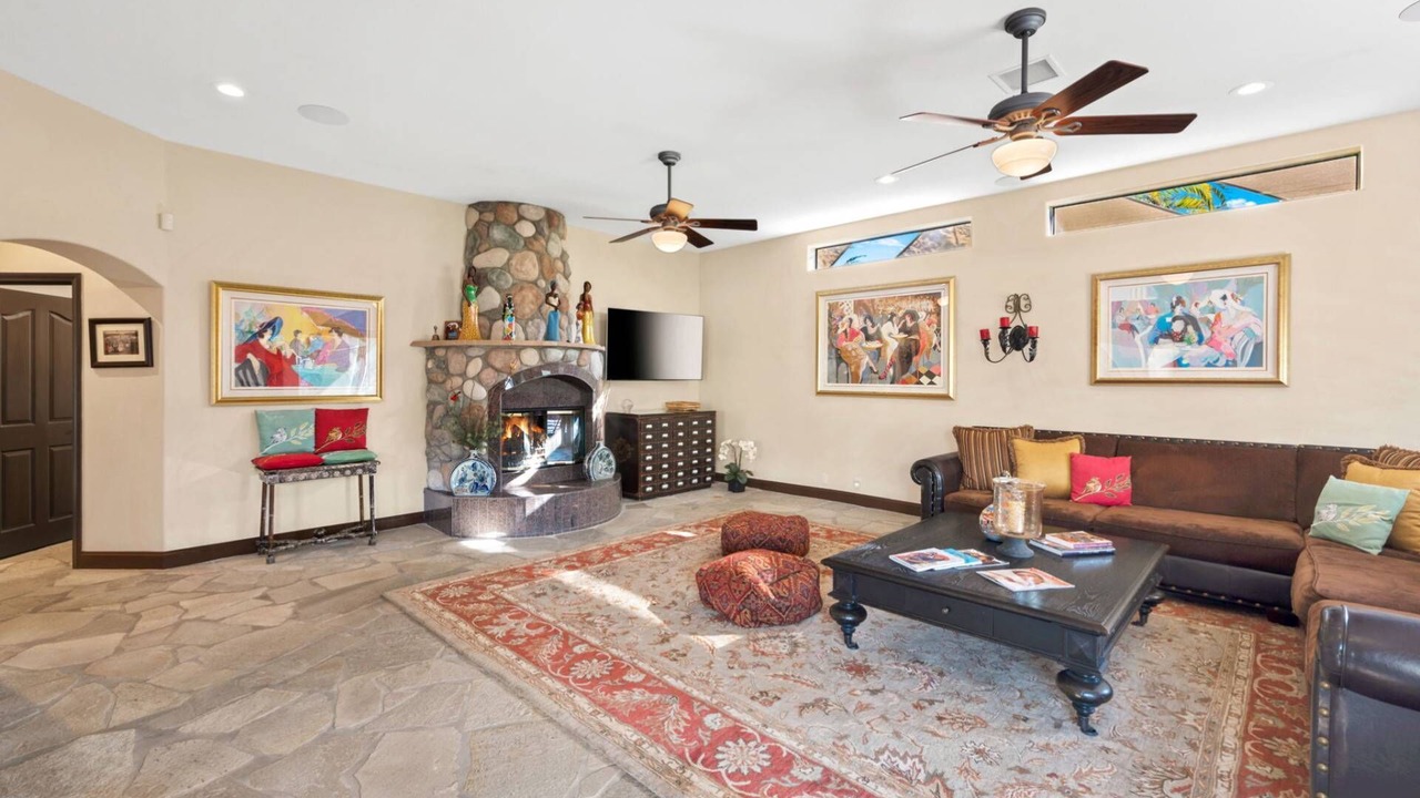 Photo of Livingroom in Magnesia Falls Cove