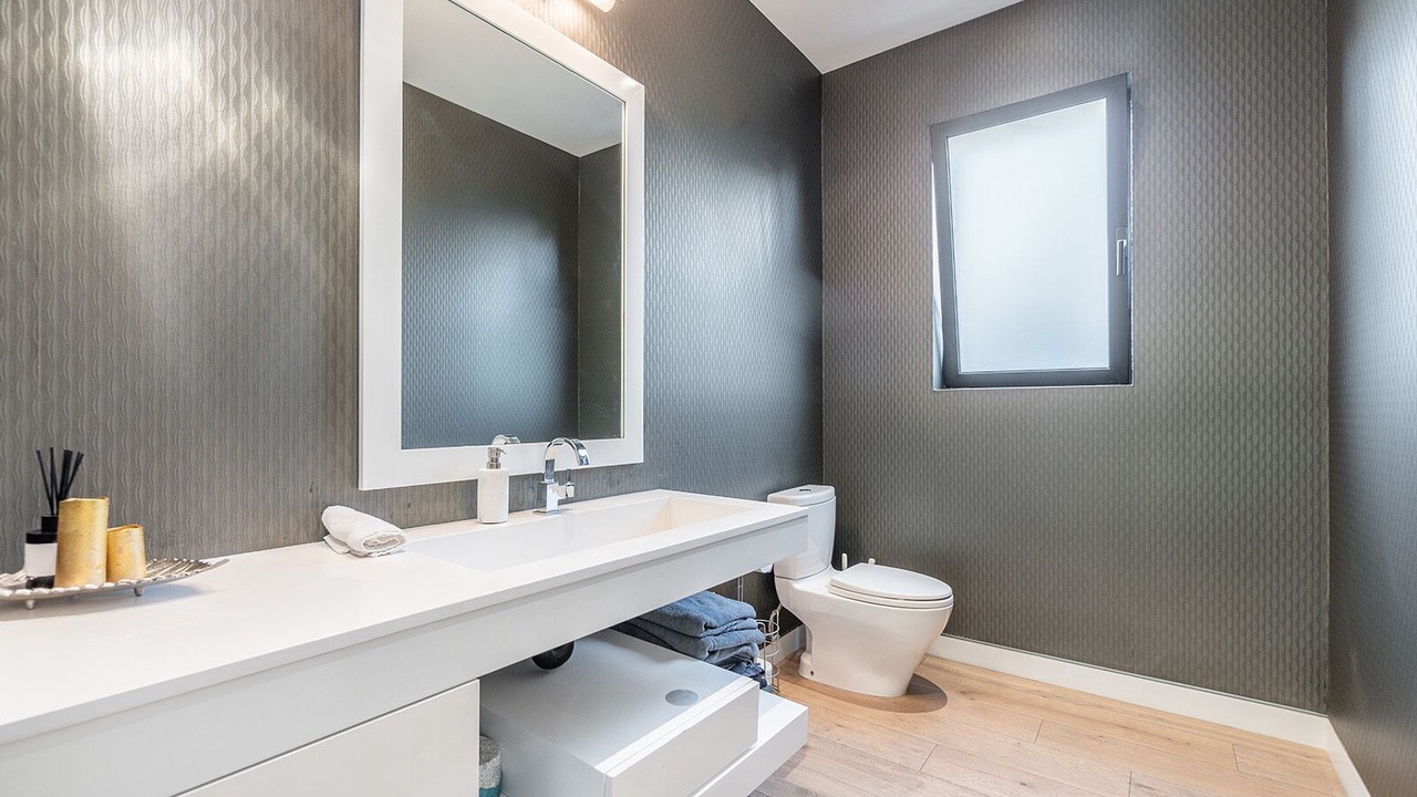 Photo of Bathroom in Greater Wilshire - Hancock Park