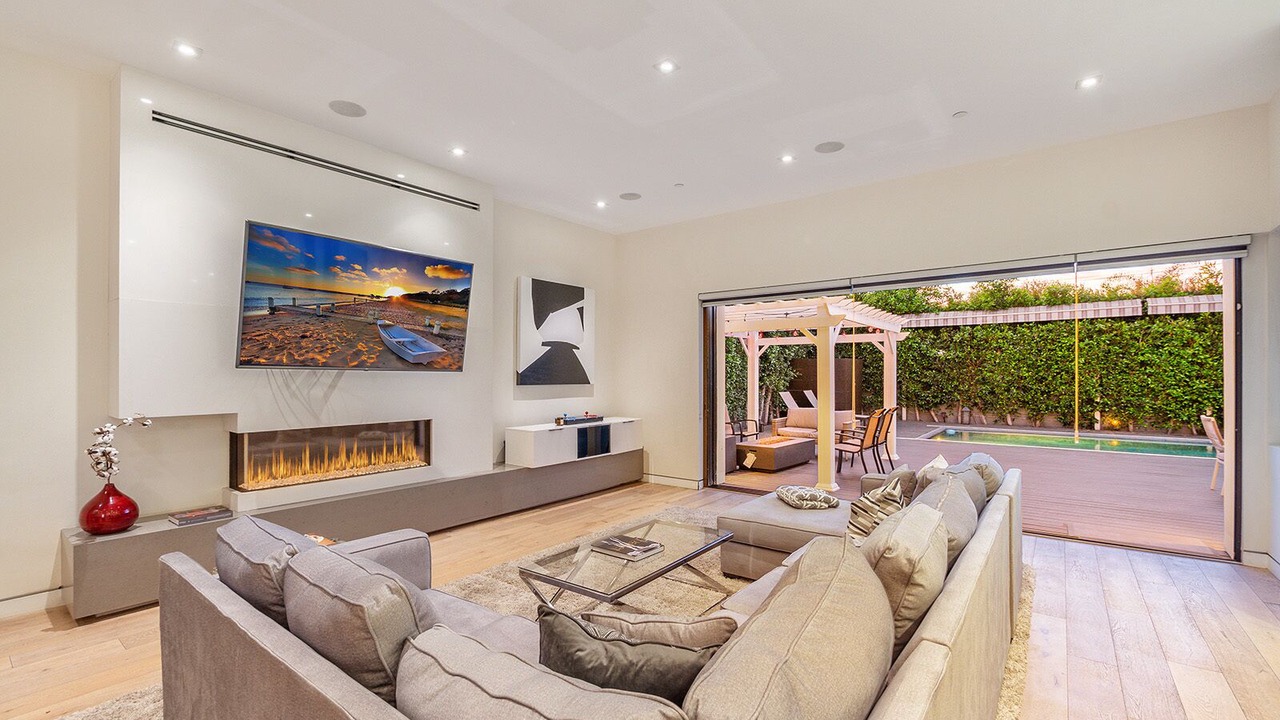 Photo of Livingroom in Greater Wilshire - Hancock Park