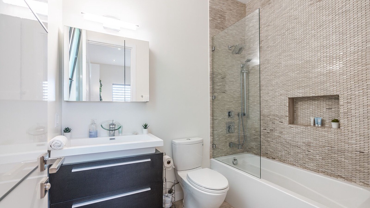 Photo of Bathroom in Greater Wilshire - Hancock Park