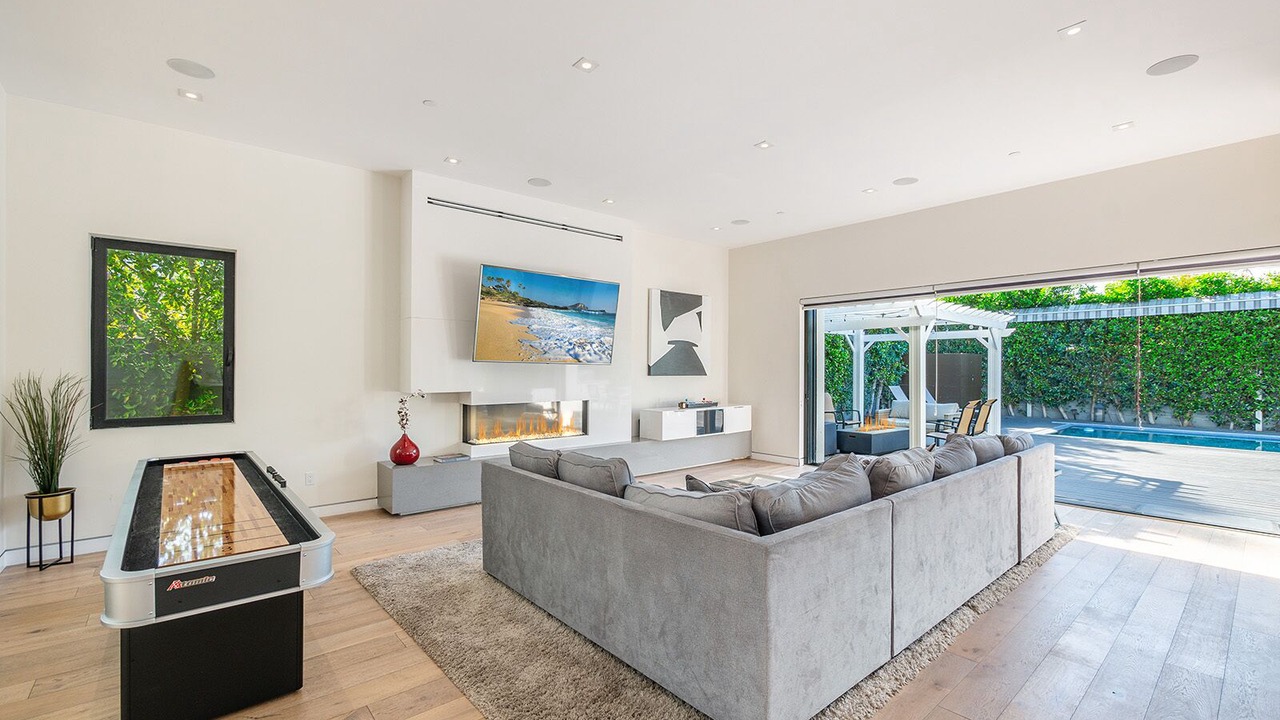 Photo of Livingroom in Greater Wilshire - Hancock Park