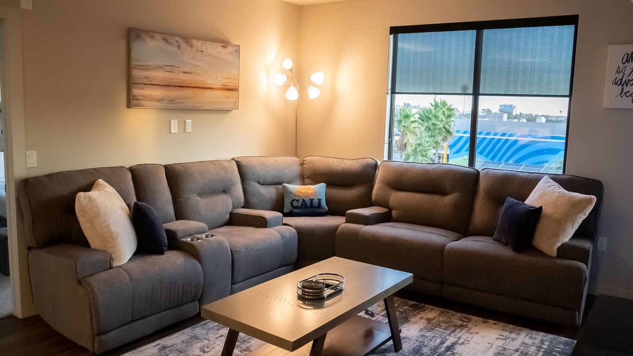 Photo of Livingroom in Platinum Triangle