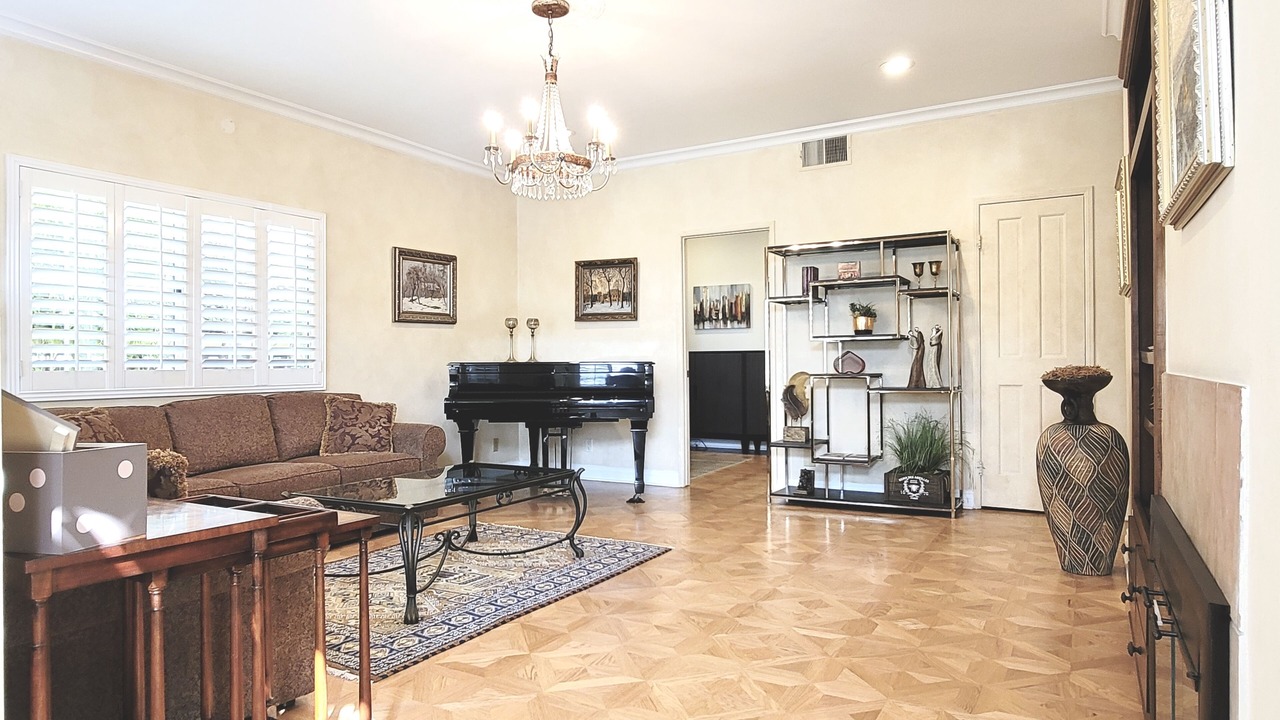 Photo of Livingroom in Mid-City