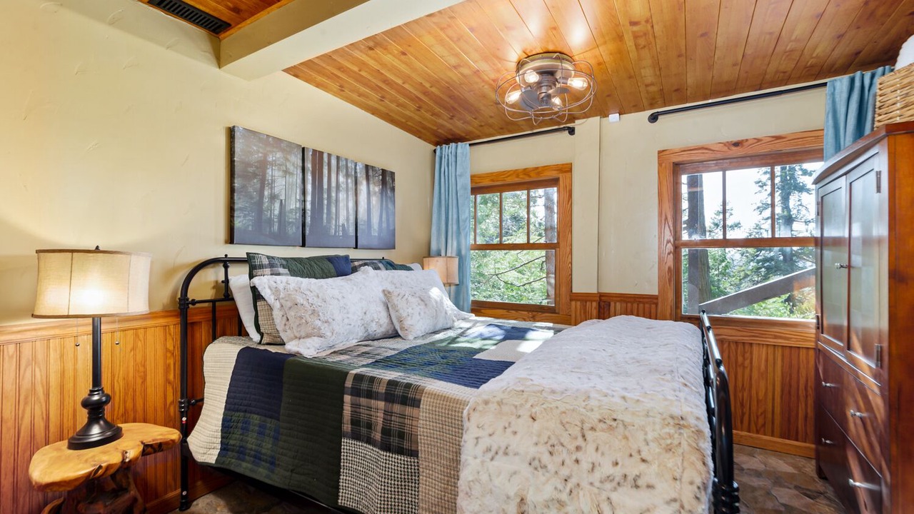 Photo of Bedroom in Lake Arrowhead