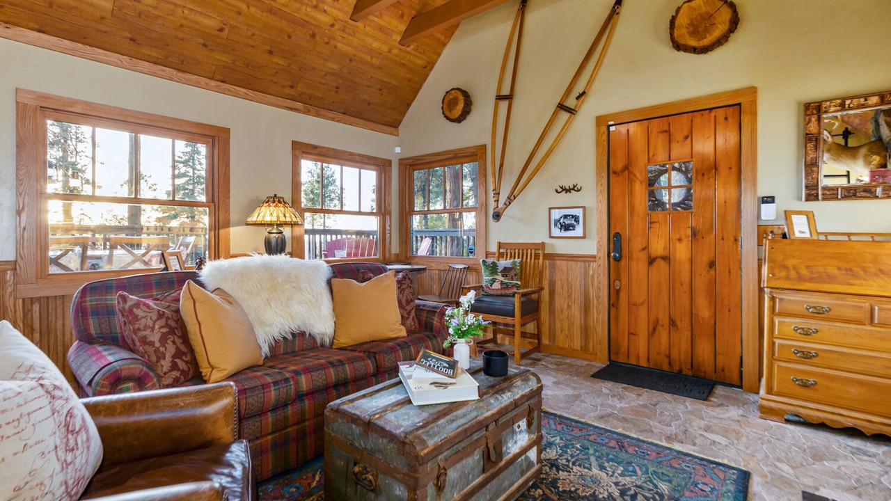 Photo of Livingroom in Lake Arrowhead