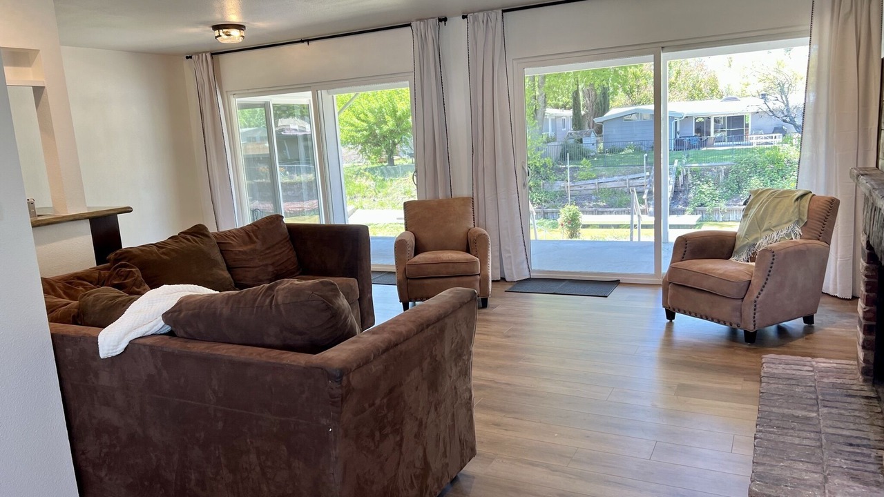 Photo of Livingroom in Lakeport