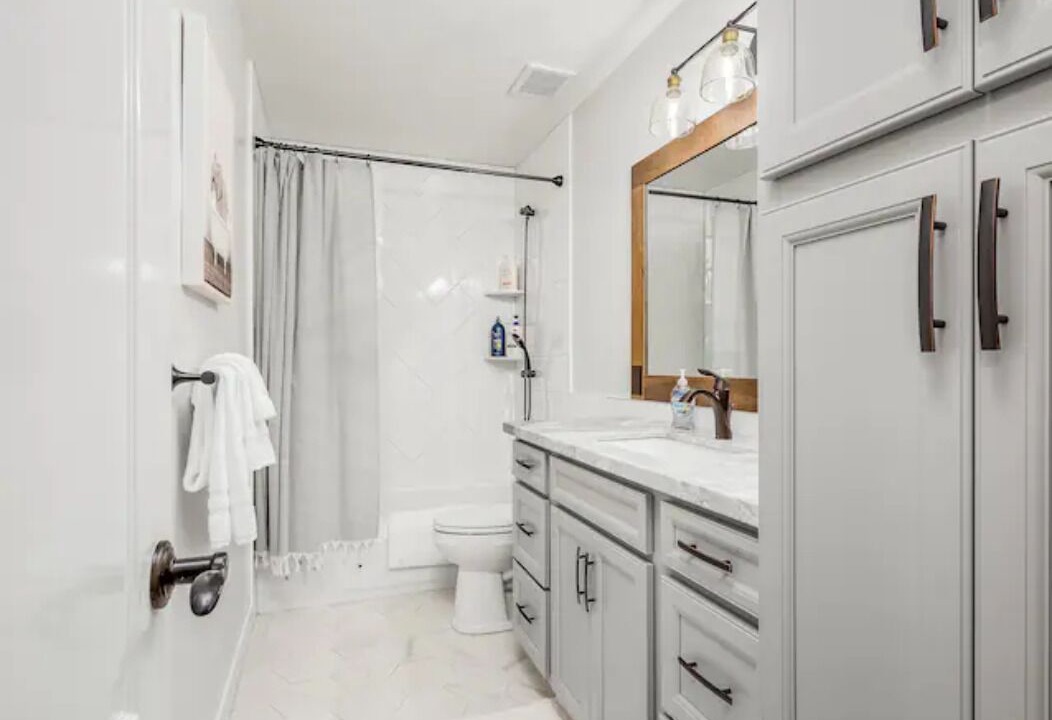 Photo of Bathroom in Raisin