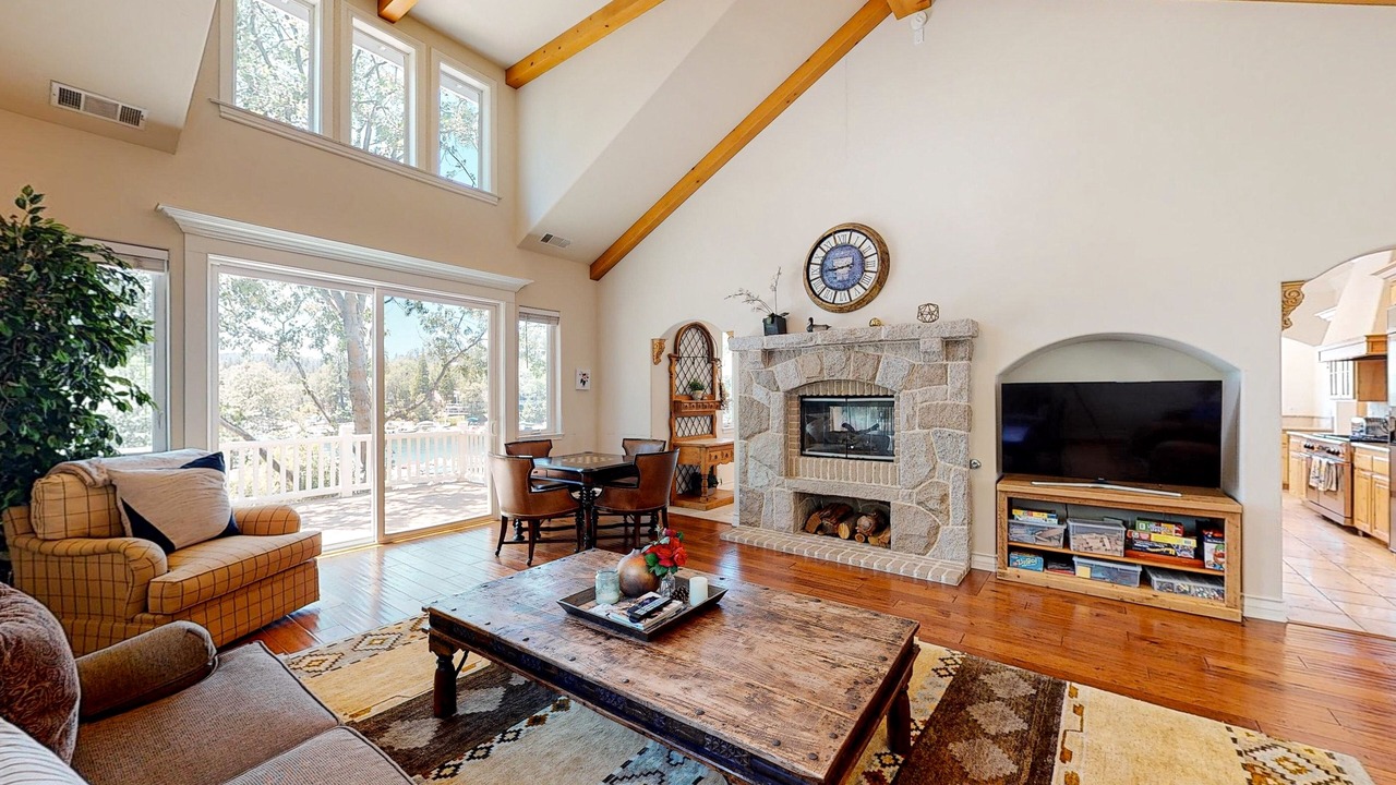 Photo of Livingroom in Lake Arrowhead