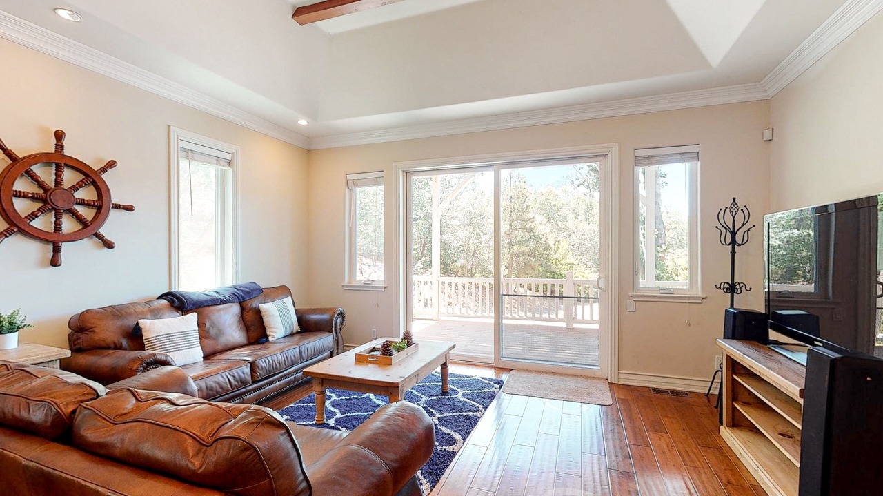 Photo of Livingroom in Lake Arrowhead