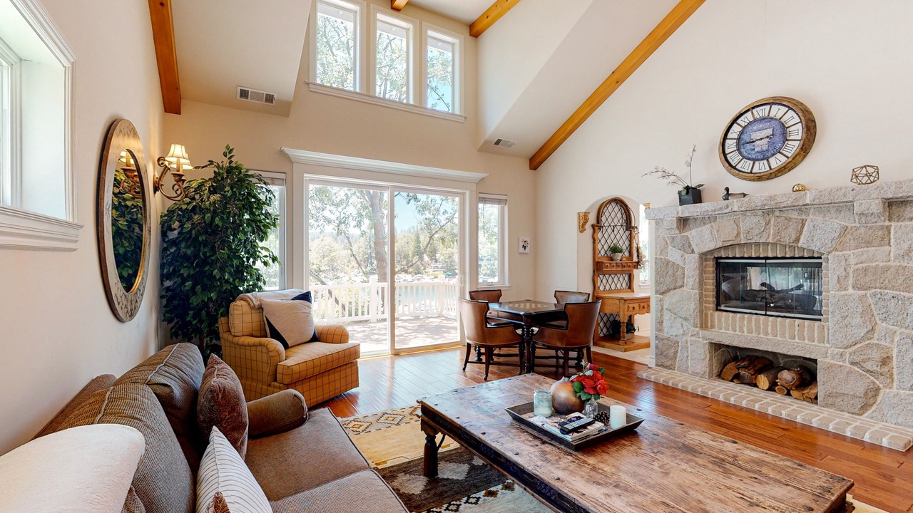 Photo of Livingroom in Lake Arrowhead
