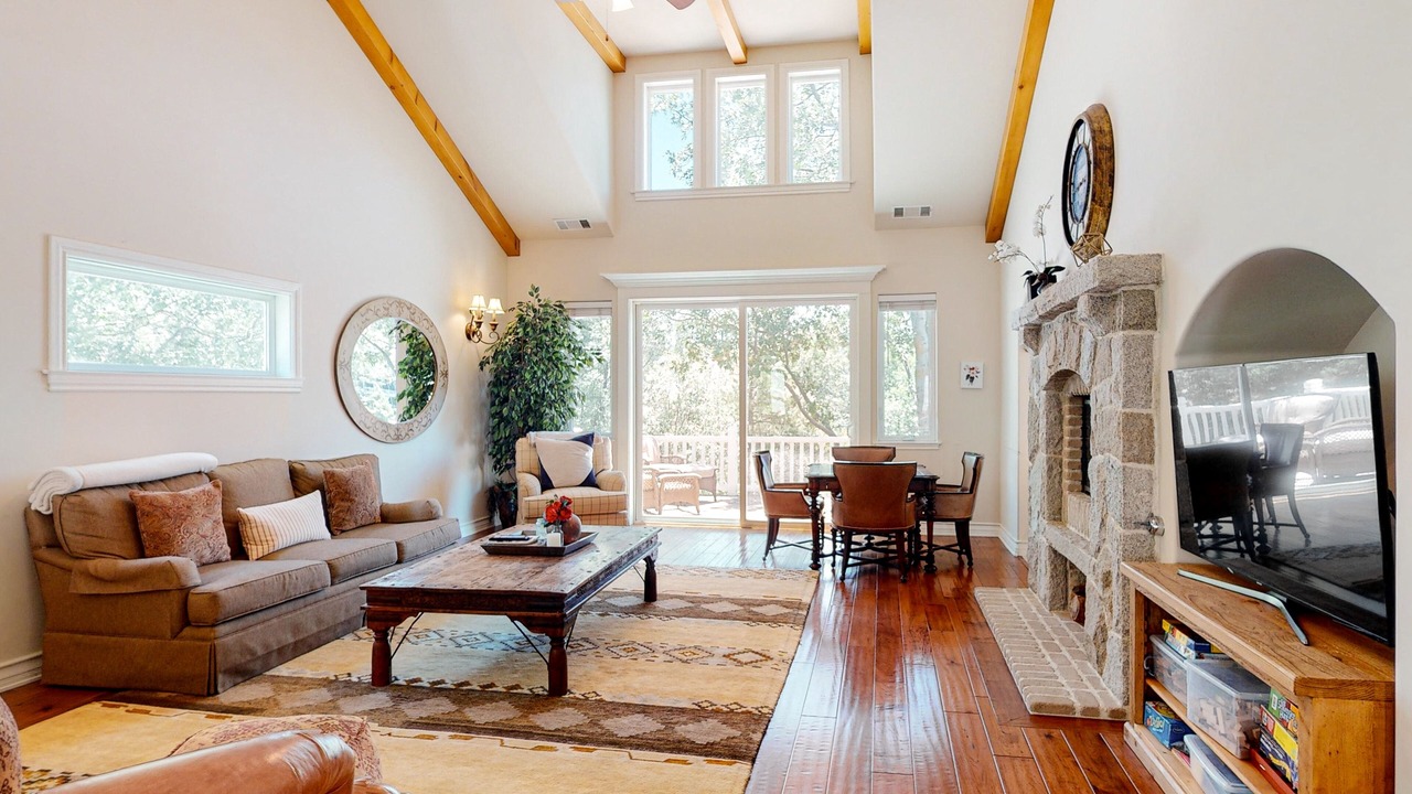 Photo of Livingroom in Lake Arrowhead