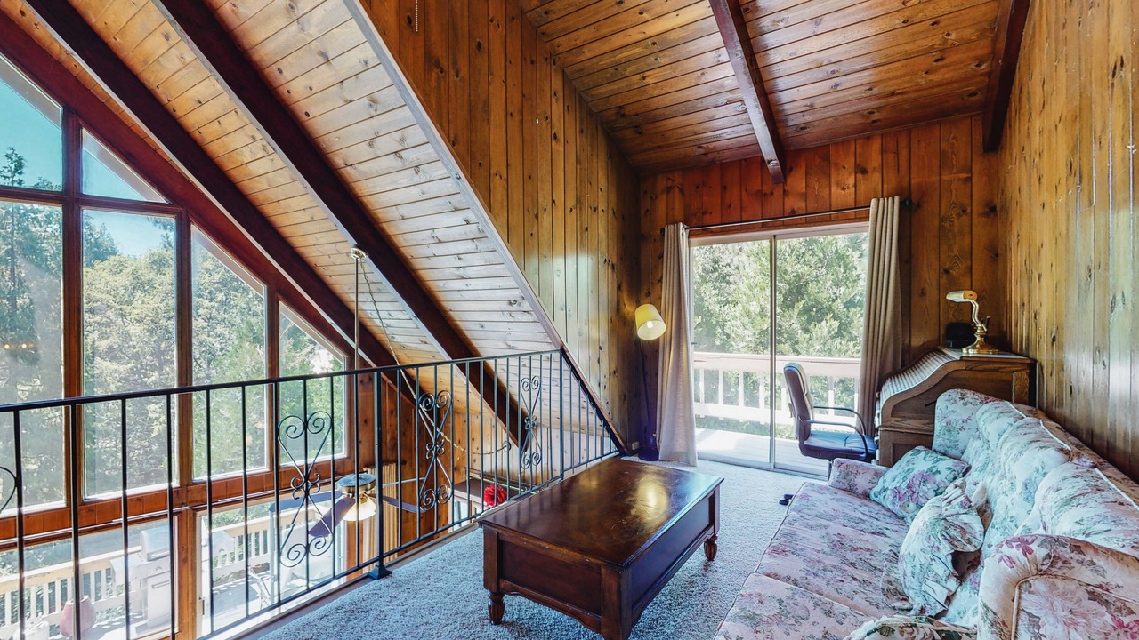 Photo of Livingroom in Blue Jay