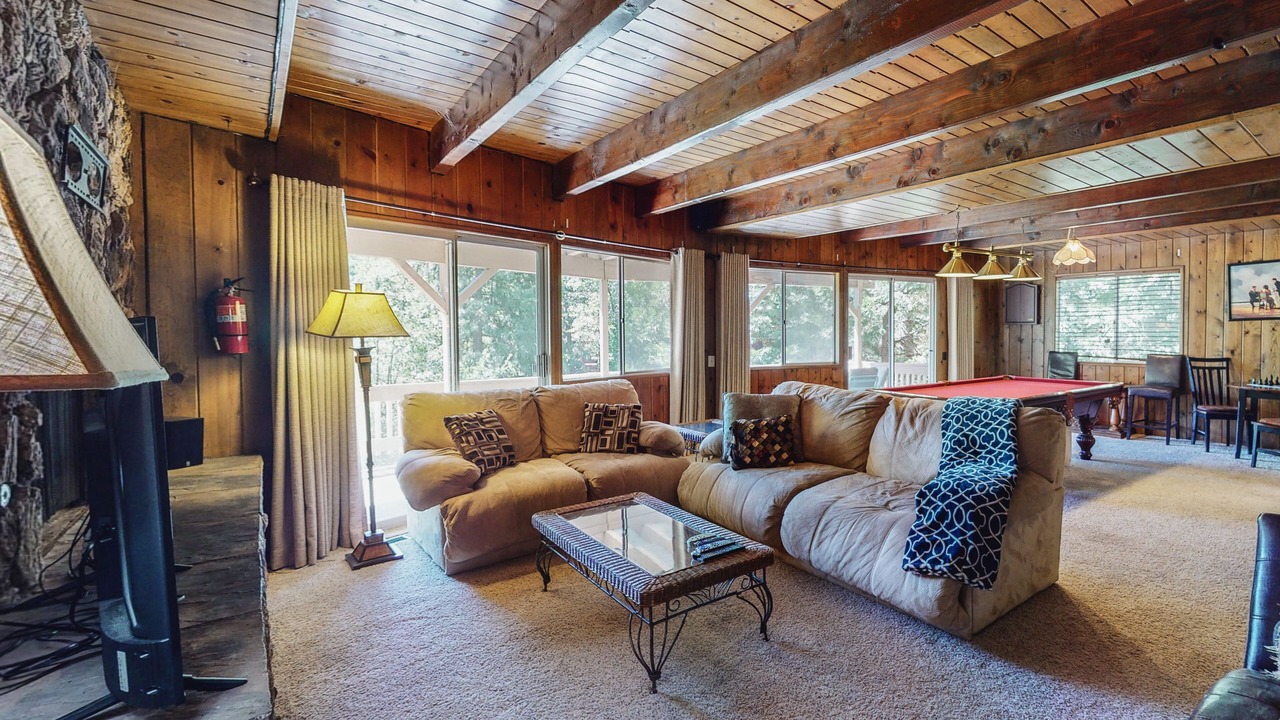 Photo of Livingroom in Blue Jay