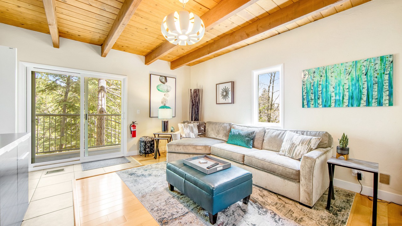 Photo of Livingroom in Lake Arrowhead