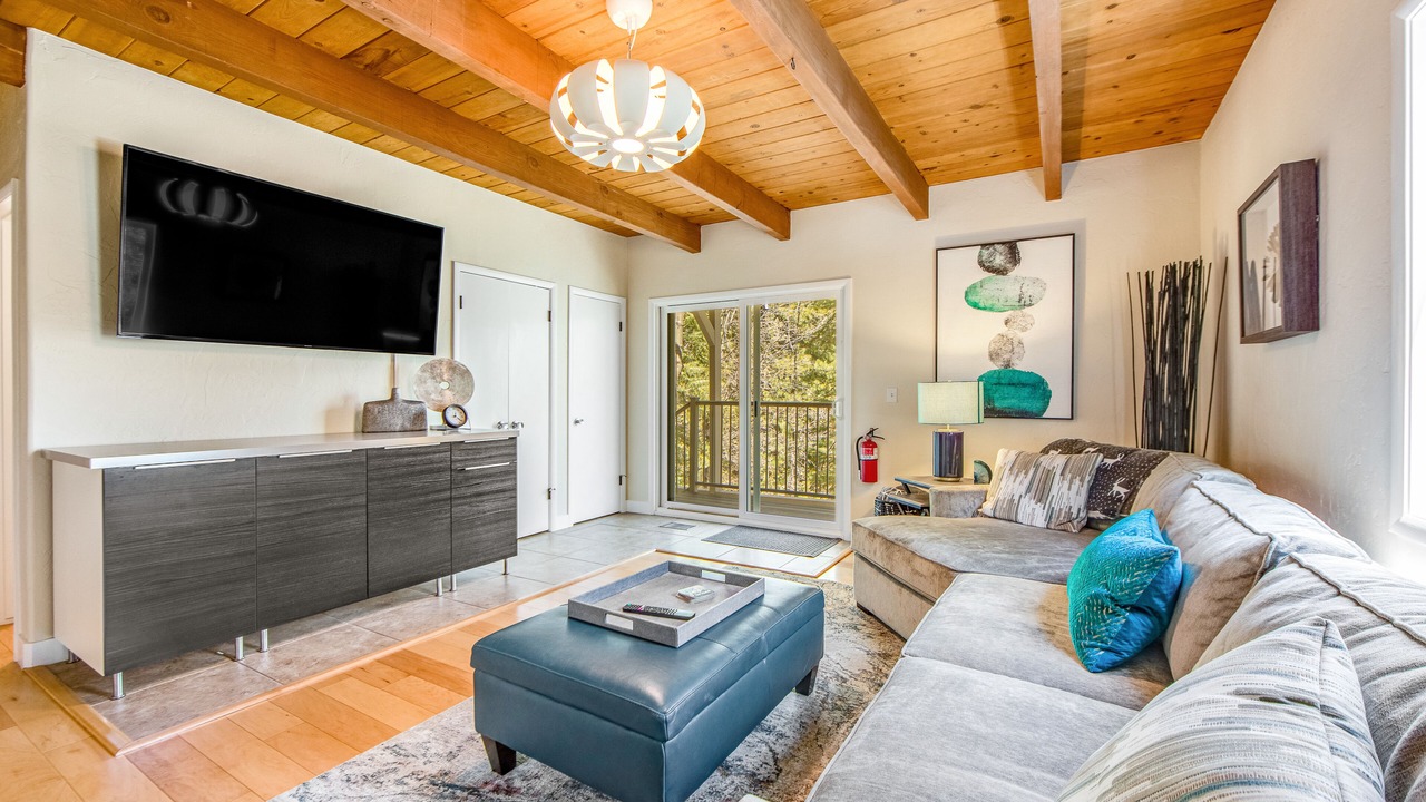 Photo of Livingroom in Lake Arrowhead