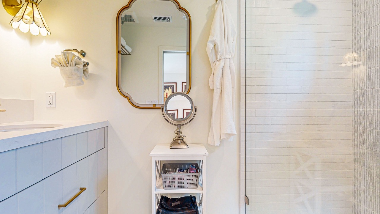 Photo of Bathroom in The Movie Colony
