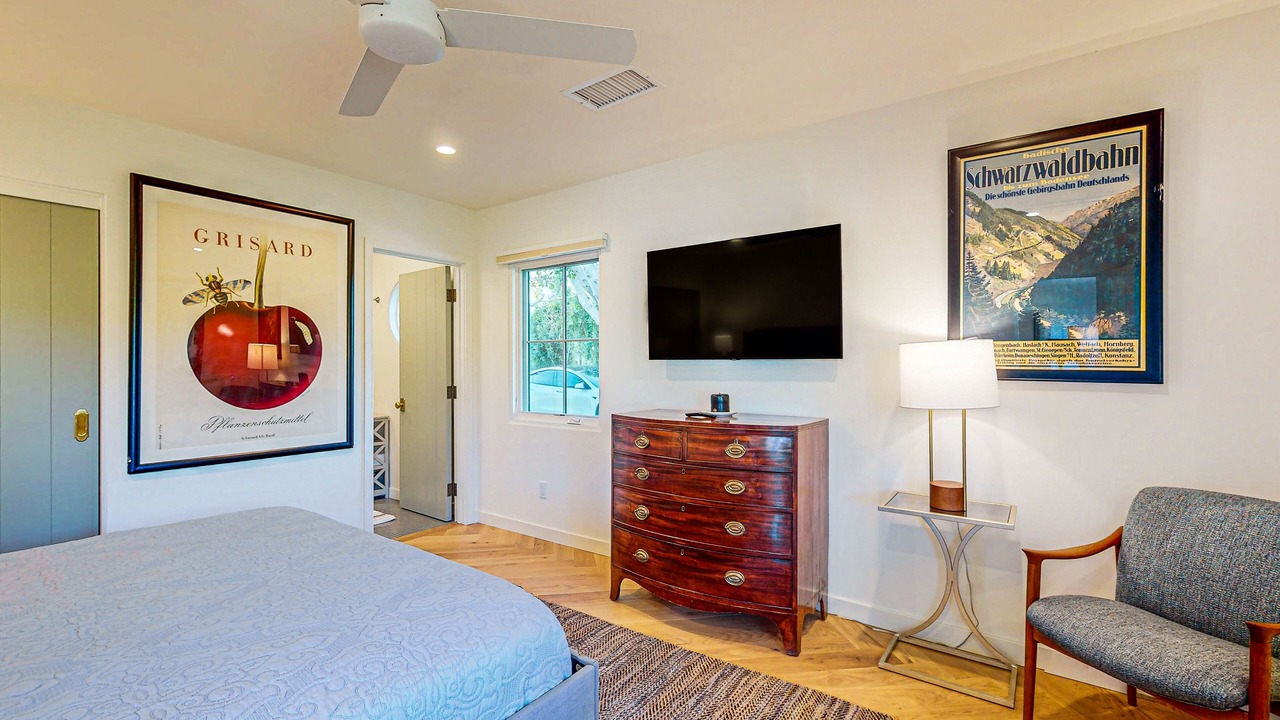Photo of Bedroom in The Movie Colony