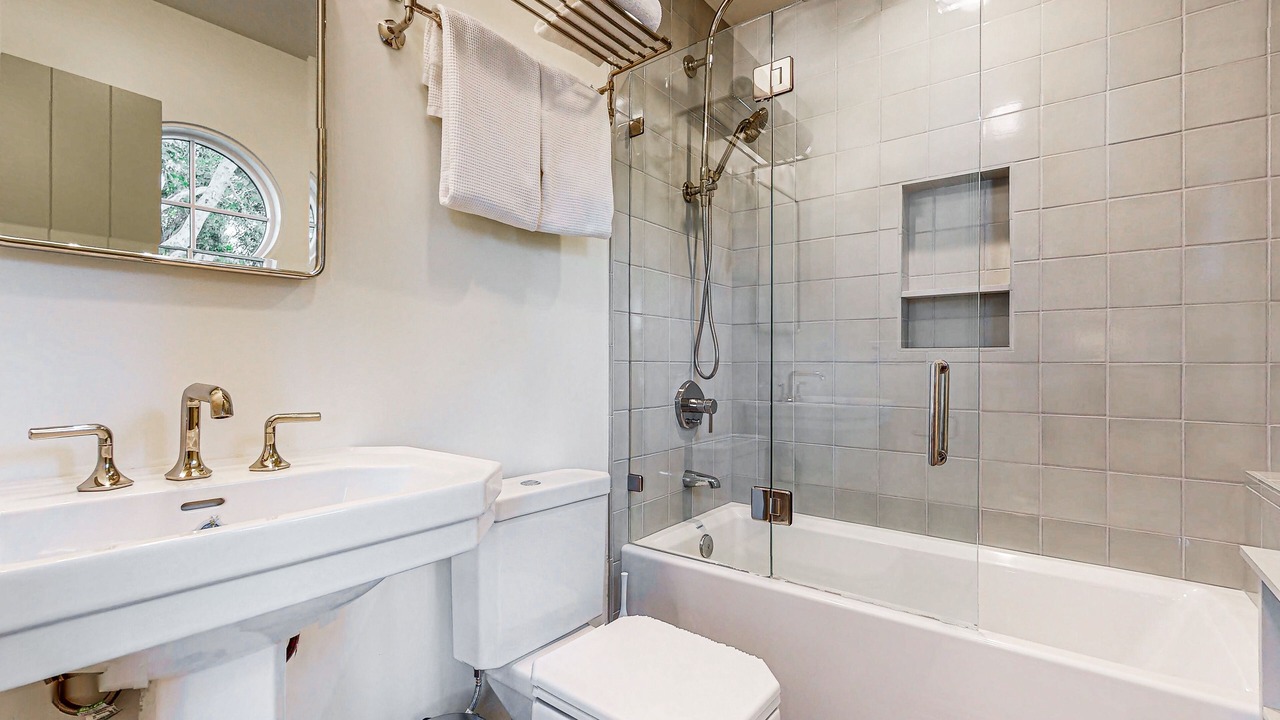 Photo of Bathroom in The Movie Colony
